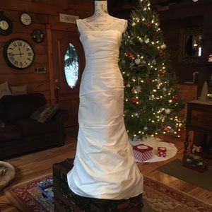 Stunning Ivory Wedding Dress